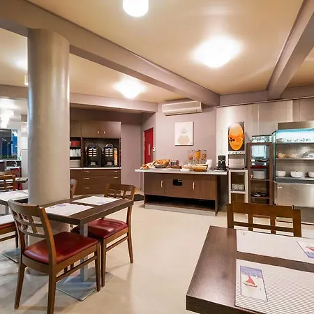 Greet Bordeaux Aeroport Hotel 2*